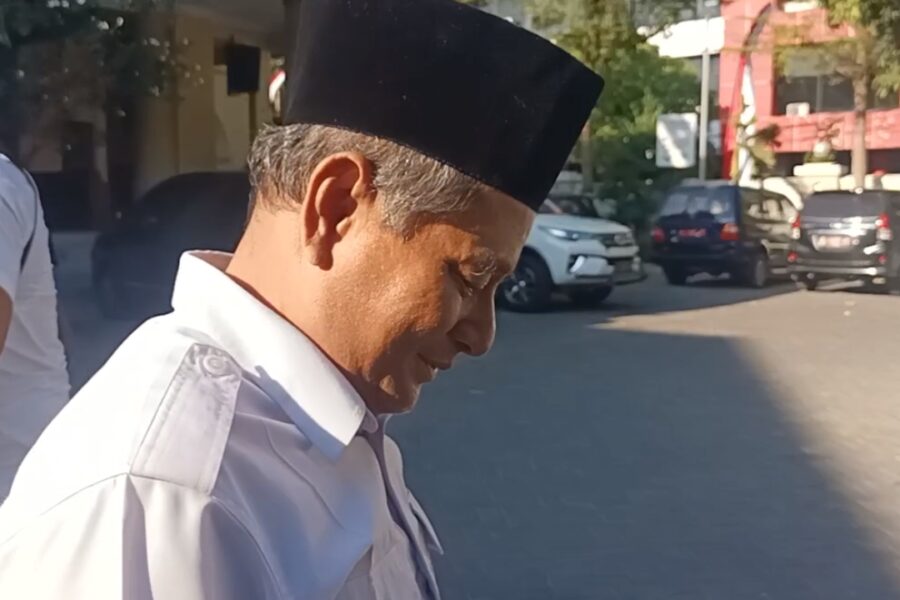 Foto : Kades Dahanrejo M Hasan Keluar Dari Ruang Rapat DPRD Komisi 1
