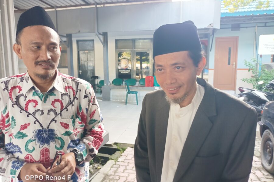 Foto : Gus Zainur Rosyid Sebelah Kanan Dan Gus Antok Sebelah Kiri Sesuai Mediasi Di Ruang Kantor Camat Manyar, Gresik