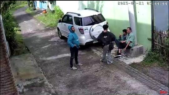Foto : Oknum Debt Collector Saat Menunggu Debitur