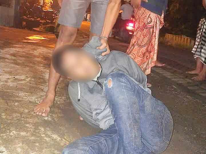 Foto : Pelaku Curanmor Setelah Dimassa Oleh Warga Hingga Bonyok