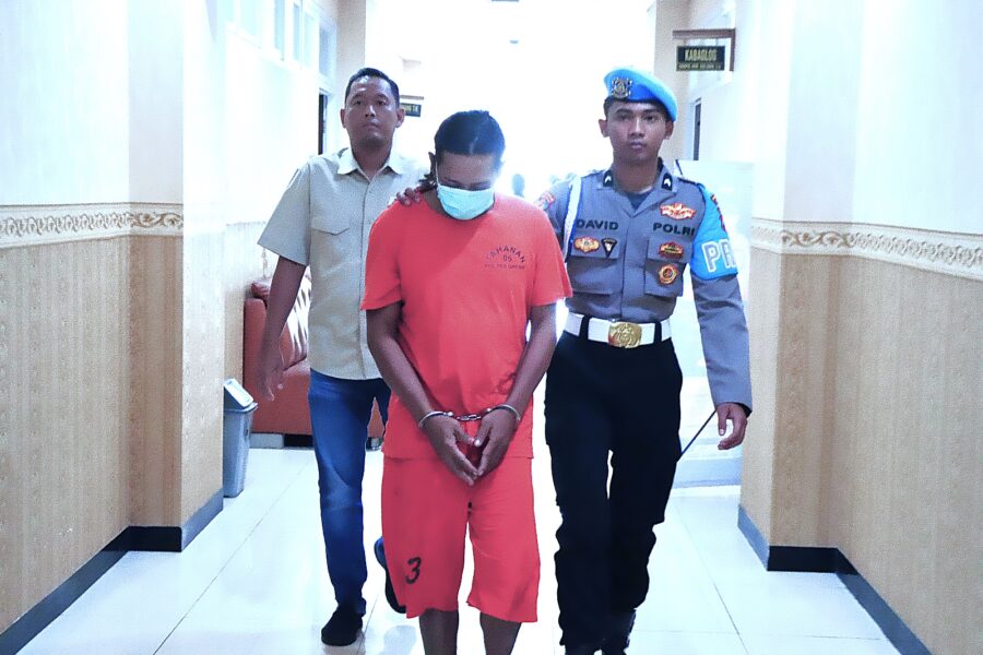 Foto : Pelaku Berpakaian Oren Pakai Masker, Saat Menuju Konferensi Perss