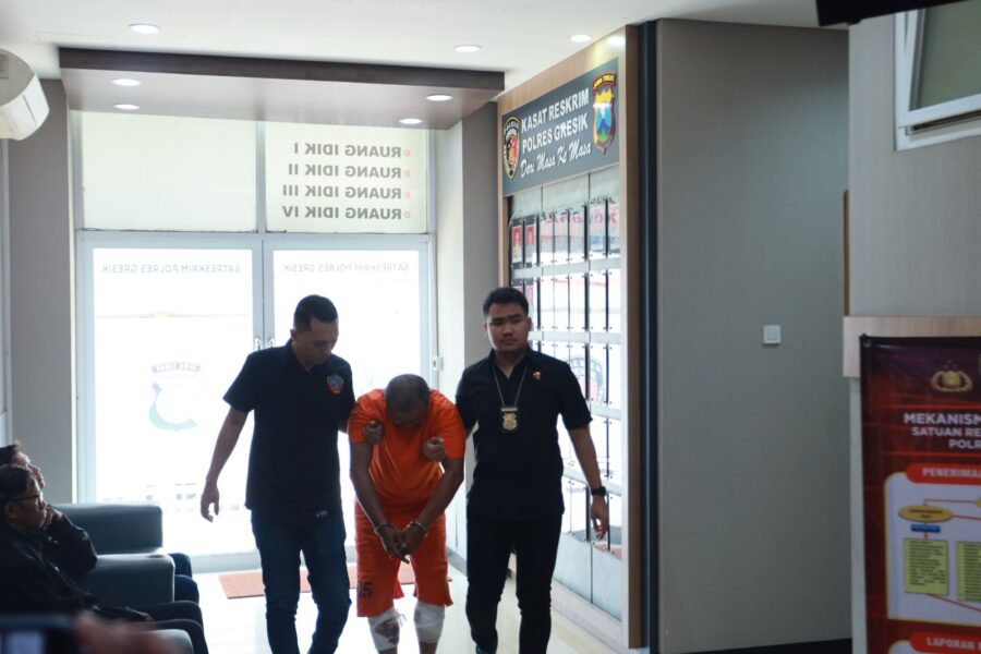 Foto : Pelaku Curanmor Saat Di Dampingi Petugas Kepolisian Polres Gresik Saat Konferensi Pers