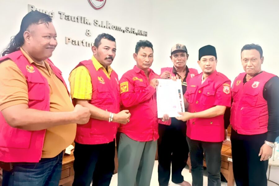 Foto : Ketua Madas DPP Jatim, Bung Taufik Sebelah Kanan Dan Ketua Madas DPC Gresik, H Salem Sebelah Kiri 