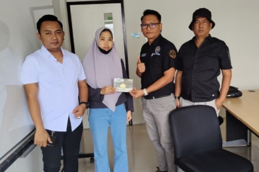 Foto : Kuasa Hukum Yani Bersama Klien Usai Penerimaan BPKB Didampingi Berdi Koordinator Dan Vungki