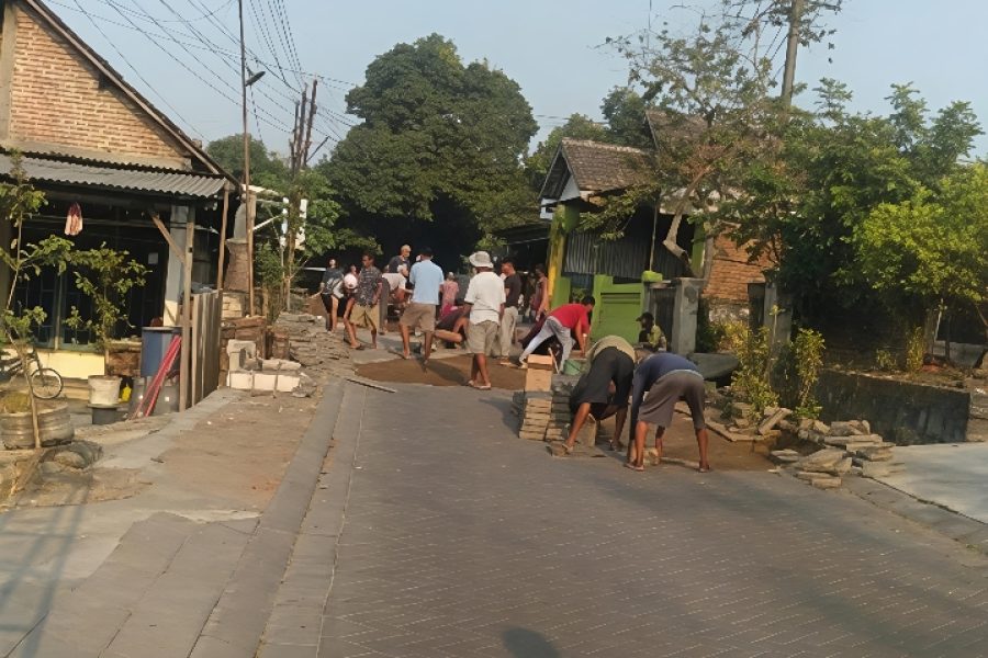 Foto : Saat Warga Kesamben Wetan RT07 Saling Gotong Royong Memperbaiki Jalan Paving Rusak
