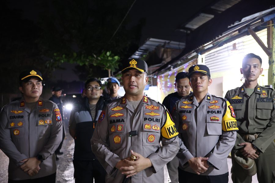 Foto : Kapolres Gresik Bersama Tim Gabungan Lakukan Operasi Saat Di Lokasi Kafe