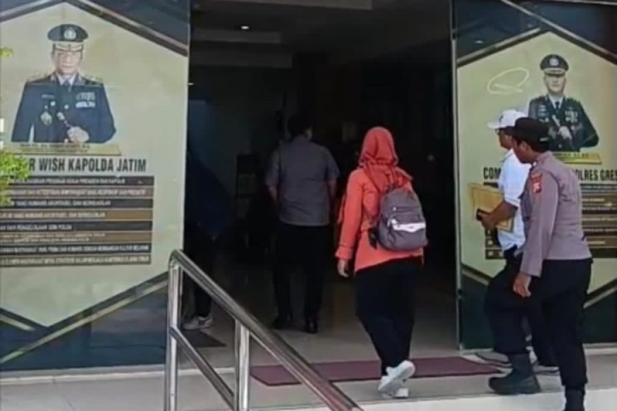 Foto : Korban Seorang Wanita Yang Berbaju Warna Merah Saat Memasuki Ruang Polres Gresik