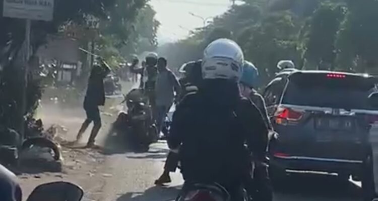 Foto : Wakapolres Gresik Kompol Danu Ketika Mengecek Hp Milik Anggota