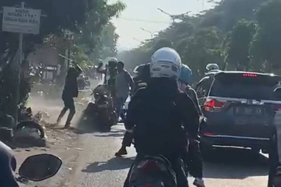 Foto : Wakapolres Gresik Kompol Danu Ketika Mengecek Hp Milik Anggota