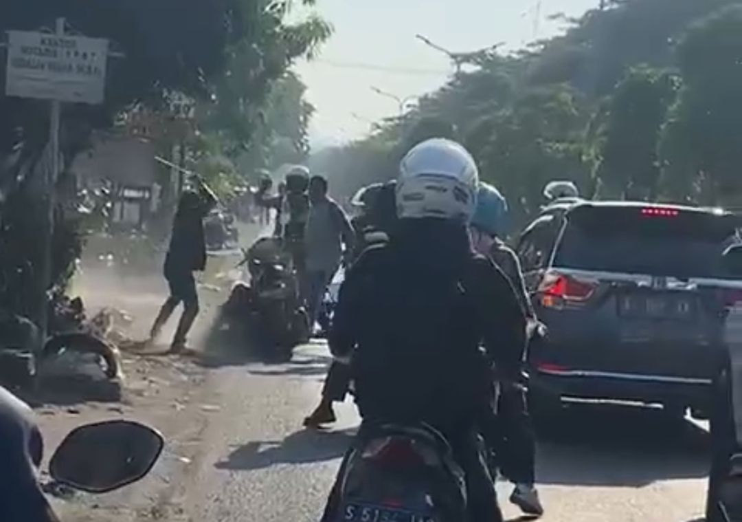 Foto : Wakapolres Gresik Kompol Danu Ketika Mengecek Hp Milik Anggota