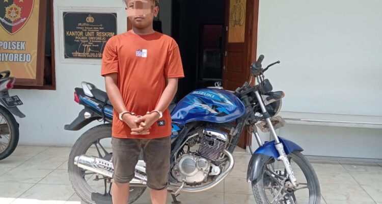 Foto : Pelaku Curanmor Berserta Barang Bukti Sepeda Motor Suzuki Tunder