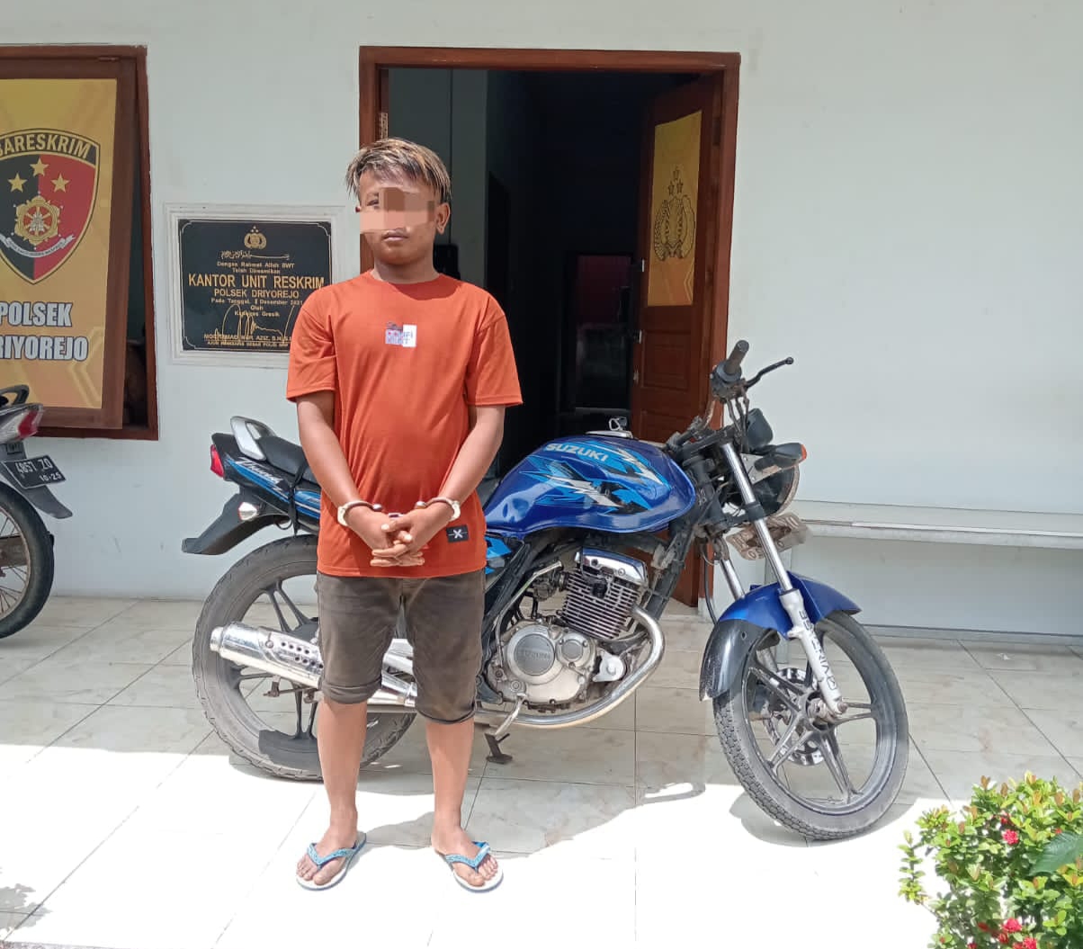 Foto : Pelaku Curanmor Berserta Barang Bukti Sepeda Motor Suzuki Tunder