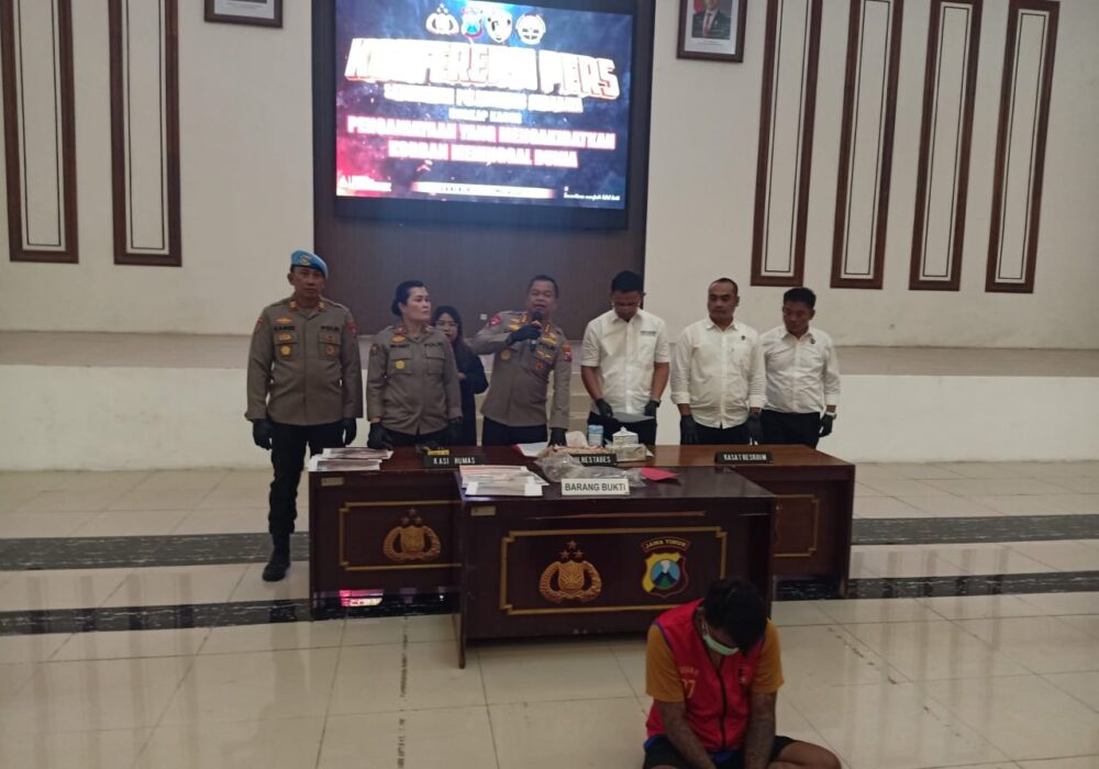 Foto : Pelaku Di Depan Dengan Posisi Tertunduk Malu